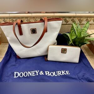 Dooney & Bourke white leather preowned great condition. 16” wide 10” tall.